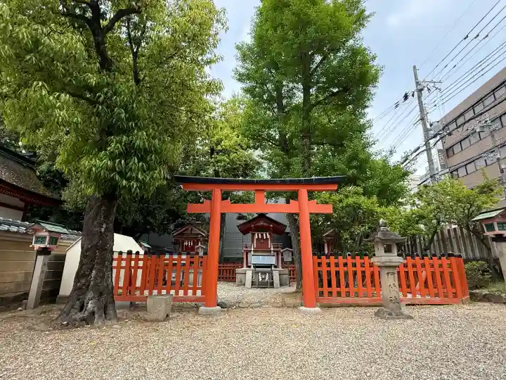 率川神社(大神神社摂社)の{uncategorized: "未分類", other: "その他", undefined: "問題あり", building: "その他建物", grave: "お墓", sacred_gate: "鳥居", guardian: "狛犬", statue: "像", buddha: "仏像", history: "歴史", nature: "自然", garden: "庭園", animal: "動物", pagoda: "塔", temizu: "手水舎", mountain_gate: "山門・神門", sanctuary: "本殿・本堂", subordinate: "末社・摂社", art: "芸術", scenery: "景色", jizo: "地蔵", ema: "絵馬", goshuin: "御朱印", omikuji: "おみくじ", items: "授与品その他", amulet: "お守り", goshuincho: "御朱印帳", eats: "食事", festival: "お祭り", votive_dance: "神楽", shichigosan: "七五三参", wedding: "結婚式", experience: "体験その他", initially: "初詣", around: "周辺", anti_infection: "感染症対策"}