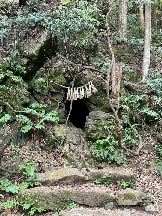 天の岩戸神社の{uncategorized: "未分類", other: "その他", undefined: "問題あり", building: "その他建物", grave: "お墓", sacred_gate: "鳥居", guardian: "狛犬", statue: "像", buddha: "仏像", history: "歴史", nature: "自然", garden: "庭園", animal: "動物", pagoda: "塔", temizu: "手水舎", mountain_gate: "山門・神門", sanctuary: "本殿・本堂", subordinate: "末社・摂社", art: "芸術", scenery: "景色", jizo: "地蔵", ema: "絵馬", goshuin: "御朱印", omikuji: "おみくじ", items: "授与品その他", amulet: "お守り", goshuincho: "御朱印帳", eats: "食事", festival: "お祭り", votive_dance: "神楽", shichigosan: "七五三参", wedding: "結婚式", experience: "体験その他", initially: "初詣", around: "周辺", anti_infection: "感染症対策"}