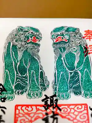 通常は、口を開けた「獅子」がむかって右側、口を閉じた「狛犬」が左側に配置されますが、この狛犬は異なり、格式高い「獅子」の一対として制作されています。個人的には「諏訪様」と「八幡様」が合祀されていることがその理由なのではないかと思います。
