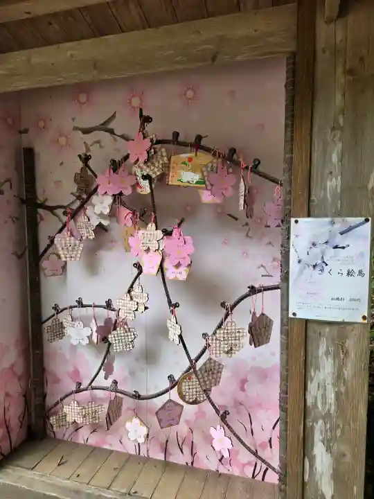 霧島岑神社の{uncategorized: "未分類", other: "その他", undefined: "問題あり", building: "その他建物", grave: "お墓", sacred_gate: "鳥居", guardian: "狛犬", statue: "像", buddha: "仏像", history: "歴史", nature: "自然", garden: "庭園", animal: "動物", pagoda: "塔", temizu: "手水舎", mountain_gate: "山門・神門", sanctuary: "本殿・本堂", subordinate: "末社・摂社", art: "芸術", scenery: "景色", jizo: "地蔵", ema: "絵馬", goshuin: "御朱印", omikuji: "おみくじ", items: "授与品その他", amulet: "お守り", goshuincho: "御朱印帳", eats: "食事", festival: "お祭り", votive_dance: "神楽", shichigosan: "七五三参", wedding: "結婚式", experience: "体験その他", initially: "初詣", around: "周辺", anti_infection: "感染症対策"}