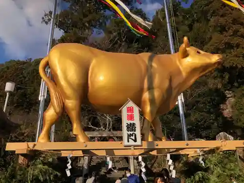 辰水神社の像