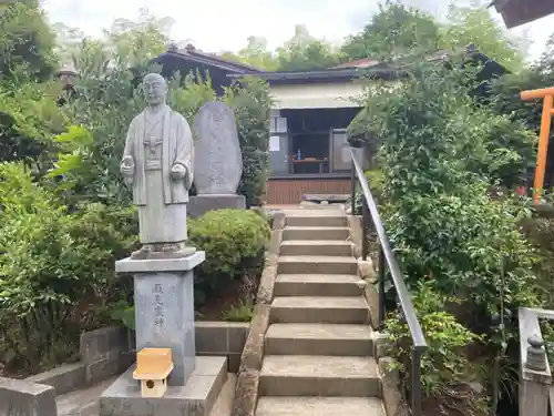 横浜御嶽神社の像