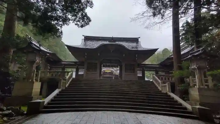 彌彦神社の山門・神門