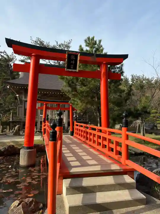 高山稲荷神社の{uncategorized: "未分類", other: "その他", undefined: "問題あり", building: "その他建物", grave: "お墓", sacred_gate: "鳥居", guardian: "狛犬", statue: "像", buddha: "仏像", history: "歴史", nature: "自然", garden: "庭園", animal: "動物", pagoda: "塔", temizu: "手水舎", mountain_gate: "山門・神門", sanctuary: "本殿・本堂", subordinate: "末社・摂社", art: "芸術", scenery: "景色", jizo: "地蔵", ema: "絵馬", goshuin: "御朱印", omikuji: "おみくじ", items: "授与品その他", amulet: "お守り", goshuincho: "御朱印帳", eats: "食事", festival: "お祭り", votive_dance: "神楽", shichigosan: "七五三参", wedding: "結婚式", experience: "体験その他", initially: "初詣", around: "周辺", anti_infection: "感染症対策"}