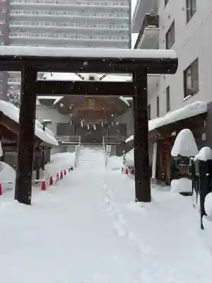 札幌祖霊神社の{uncategorized: "未分類", other: "その他", undefined: "問題あり", building: "その他建物", grave: "お墓", sacred_gate: "鳥居", guardian: "狛犬", statue: "像", buddha: "仏像", history: "歴史", nature: "自然", garden: "庭園", animal: "動物", pagoda: "塔", temizu: "手水舎", mountain_gate: "山門・神門", sanctuary: "本殿・本堂", subordinate: "末社・摂社", art: "芸術", scenery: "景色", jizo: "地蔵", ema: "絵馬", goshuin: "御朱印", omikuji: "おみくじ", items: "授与品その他", amulet: "お守り", goshuincho: "御朱印帳", eats: "食事", festival: "お祭り", votive_dance: "神楽", shichigosan: "七五三参", wedding: "結婚式", experience: "体験その他", initially: "初詣", around: "周辺", anti_infection: "感染症対策"}