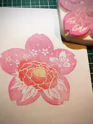 桜の花の中に、牡丹と蝶々と桜吹雪を描きました。