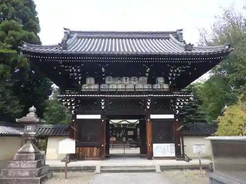 梅宮大社の山門・神門