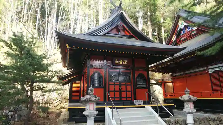 三峯神社の本殿・本堂