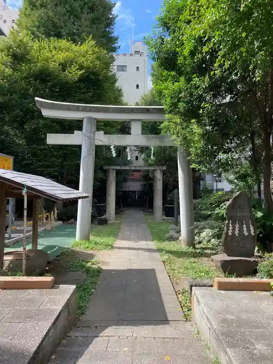 新橋鹽竃神社の鳥居