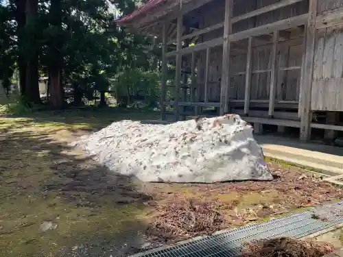 出羽月山湯殿山摂社岩根沢三神社（三山神社）の{uncategorized: "未分類", other: "その他", undefined: "問題あり", building: "その他建物", grave: "お墓", sacred_gate: "鳥居", guardian: "狛犬", statue: "像", buddha: "仏像", history: "歴史", nature: "自然", garden: "庭園", animal: "動物", pagoda: "塔", temizu: "手水舎", mountain_gate: "山門・神門", sanctuary: "本殿・本堂", subordinate: "末社・摂社", art: "芸術", scenery: "景色", jizo: "地蔵", ema: "絵馬", goshuin: "御朱印", omikuji: "おみくじ", items: "授与品その他", amulet: "お守り", goshuincho: "御朱印帳", eats: "食事", festival: "お祭り", votive_dance: "神楽", shichigosan: "七五三参", wedding: "結婚式", experience: "体験その他", initially: "初詣", around: "周辺", anti_infection: "感染症対策"}