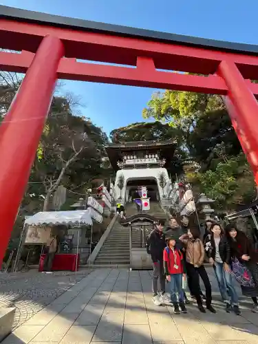 江島神社の{uncategorized: "未分類", other: "その他", undefined: "問題あり", building: "その他建物", grave: "お墓", sacred_gate: "鳥居", guardian: "狛犬", statue: "像", buddha: "仏像", history: "歴史", nature: "自然", garden: "庭園", animal: "動物", pagoda: "塔", temizu: "手水舎", mountain_gate: "山門・神門", sanctuary: "本殿・本堂", subordinate: "末社・摂社", art: "芸術", scenery: "景色", jizo: "地蔵", ema: "絵馬", goshuin: "御朱印", omikuji: "おみくじ", items: "授与品その他", amulet: "お守り", goshuincho: "御朱印帳", eats: "食事", festival: "お祭り", votive_dance: "神楽", shichigosan: "七五三参", wedding: "結婚式", experience: "体験その他", initially: "初詣", around: "周辺", anti_infection: "感染症対策"}
