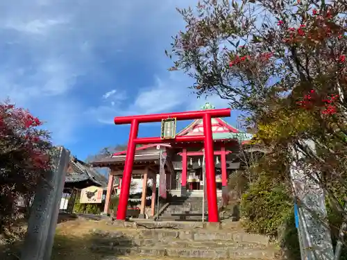 差出磯大嶽山神社 仕事と健康と厄よけの神さまの鳥居