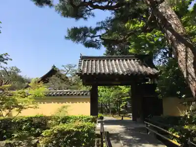 鹿王院の山門・神門