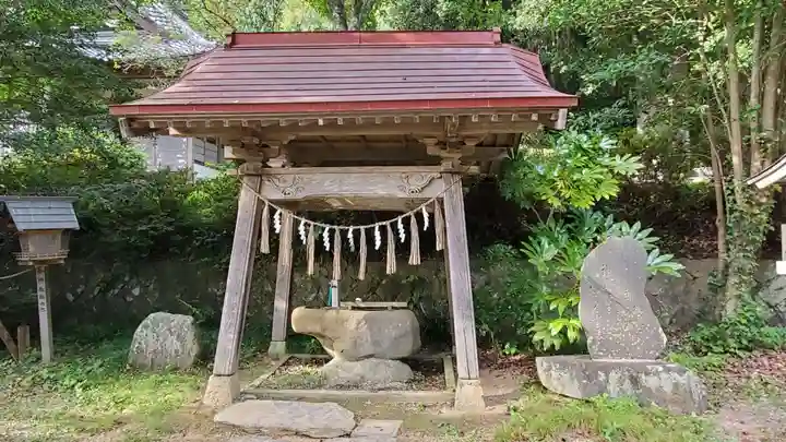 上山八幡宮の手水舎