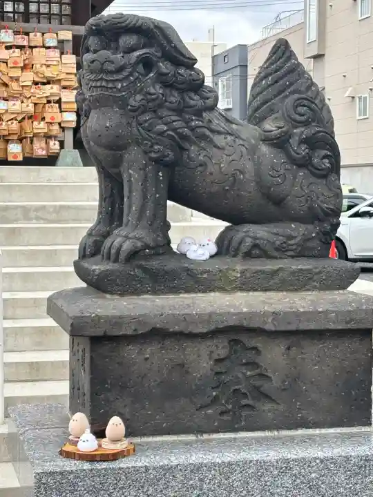 札幌諏訪神社の{uncategorized: "未分類", other: "その他", undefined: "問題あり", building: "その他建物", grave: "お墓", sacred_gate: "鳥居", guardian: "狛犬", statue: "像", buddha: "仏像", history: "歴史", nature: "自然", garden: "庭園", animal: "動物", pagoda: "塔", temizu: "手水舎", mountain_gate: "山門・神門", sanctuary: "本殿・本堂", subordinate: "末社・摂社", art: "芸術", scenery: "景色", jizo: "地蔵", ema: "絵馬", goshuin: "御朱印", omikuji: "おみくじ", items: "授与品その他", amulet: "お守り", goshuincho: "御朱印帳", eats: "食事", festival: "お祭り", votive_dance: "神楽", shichigosan: "七五三参", wedding: "結婚式", experience: "体験その他", initially: "初詣", around: "周辺", anti_infection: "感染症対策"}