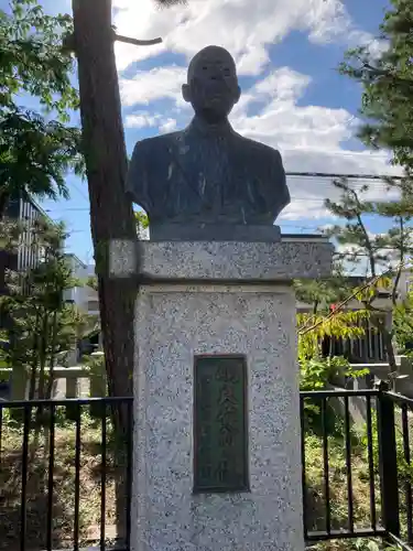 烈々布神社の像