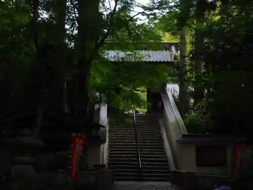 目の霊山　油山寺の山門