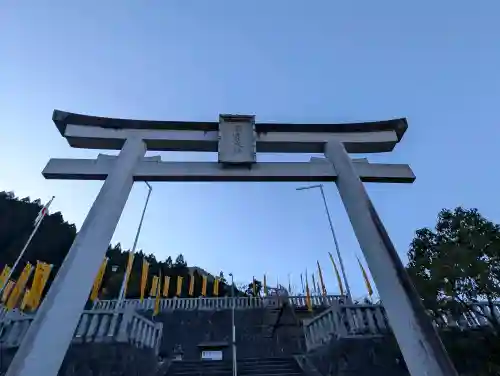 丹生川上神社（上社）の{uncategorized: "未分類", other: "その他", undefined: "問題あり", building: "その他建物", grave: "お墓", sacred_gate: "鳥居", guardian: "狛犬", statue: "像", buddha: "仏像", history: "歴史", nature: "自然", garden: "庭園", animal: "動物", pagoda: "塔", temizu: "手水舎", mountain_gate: "山門・神門", sanctuary: "本殿・本堂", subordinate: "末社・摂社", art: "芸術", scenery: "景色", jizo: "地蔵", ema: "絵馬", goshuin: "御朱印", omikuji: "おみくじ", items: "授与品その他", amulet: "お守り", goshuincho: "御朱印帳", eats: "食事", festival: "お祭り", votive_dance: "神楽", shichigosan: "七五三参", wedding: "結婚式", experience: "体験その他", initially: "初詣", around: "周辺", anti_infection: "感染症対策"}