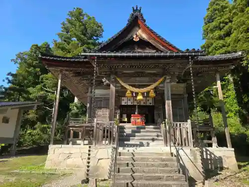 二上射水神社の{uncategorized: "未分類", other: "その他", undefined: "問題あり", building: "その他建物", grave: "お墓", sacred_gate: "鳥居", guardian: "狛犬", statue: "像", buddha: "仏像", history: "歴史", nature: "自然", garden: "庭園", animal: "動物", pagoda: "塔", temizu: "手水舎", mountain_gate: "山門・神門", sanctuary: "本殿・本堂", subordinate: "末社・摂社", art: "芸術", scenery: "景色", jizo: "地蔵", ema: "絵馬", goshuin: "御朱印", omikuji: "おみくじ", items: "授与品その他", amulet: "お守り", goshuincho: "御朱印帳", eats: "食事", festival: "お祭り", votive_dance: "神楽", shichigosan: "七五三参", wedding: "結婚式", experience: "体験その他", initially: "初詣", around: "周辺", anti_infection: "感染症対策"}