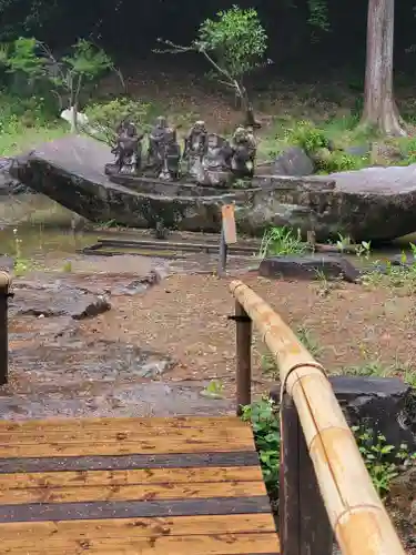 鶏足寺の庭園