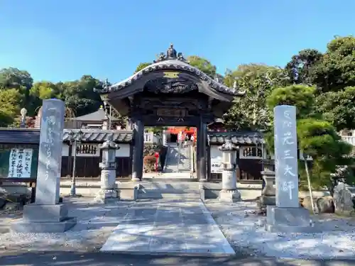 寺岡山元三大師の山門