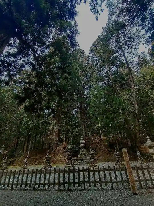 高野山金剛峯寺奥の院の{uncategorized: "未分類", other: "その他", undefined: "問題あり", building: "その他建物", grave: "お墓", sacred_gate: "鳥居", guardian: "狛犬", statue: "像", buddha: "仏像", history: "歴史", nature: "自然", garden: "庭園", animal: "動物", pagoda: "塔", temizu: "手水舎", mountain_gate: "山門・神門", sanctuary: "本殿・本堂", subordinate: "末社・摂社", art: "芸術", scenery: "景色", jizo: "地蔵", ema: "絵馬", goshuin: "御朱印", omikuji: "おみくじ", items: "授与品その他", amulet: "お守り", goshuincho: "御朱印帳", eats: "食事", festival: "お祭り", votive_dance: "神楽", shichigosan: "七五三参", wedding: "結婚式", experience: "体験その他", initially: "初詣", around: "周辺", anti_infection: "感染症対策"}