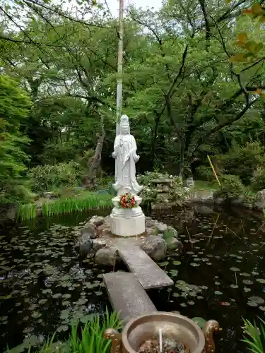 徳林寺の{uncategorized: "未分類", other: "その他", undefined: "問題あり", building: "その他建物", grave: "お墓", sacred_gate: "鳥居", guardian: "狛犬", statue: "像", buddha: "仏像", history: "歴史", nature: "自然", garden: "庭園", animal: "動物", pagoda: "塔", temizu: "手水舎", mountain_gate: "山門・神門", sanctuary: "本殿・本堂", subordinate: "末社・摂社", art: "芸術", scenery: "景色", jizo: "地蔵", ema: "絵馬", goshuin: "御朱印", omikuji: "おみくじ", items: "授与品その他", amulet: "お守り", goshuincho: "御朱印帳", eats: "食事", festival: "お祭り", votive_dance: "神楽", shichigosan: "七五三参", wedding: "結婚式", experience: "体験その他", initially: "初詣", around: "周辺", anti_infection: "感染症対策"}