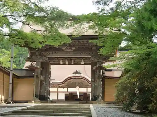 高野山金剛峯寺の山門