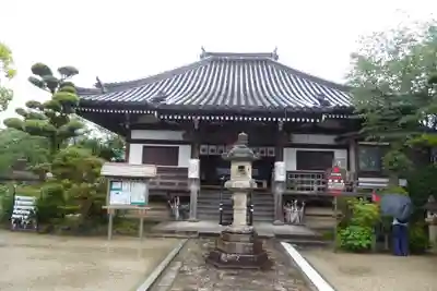 帯解寺の本殿・本堂