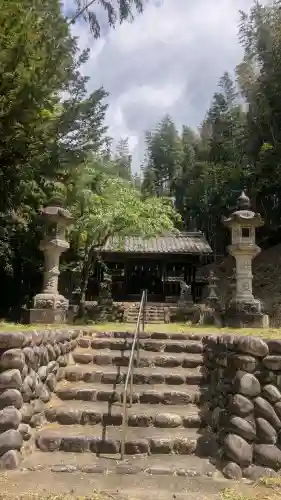 神明神社の{uncategorized: "未分類", other: "その他", undefined: "問題あり", building: "その他建物", grave: "お墓", sacred_gate: "鳥居", guardian: "狛犬", statue: "像", buddha: "仏像", history: "歴史", nature: "自然", garden: "庭園", animal: "動物", pagoda: "塔", temizu: "手水舎", mountain_gate: "山門・神門", sanctuary: "本殿・本堂", subordinate: "末社・摂社", art: "芸術", scenery: "景色", jizo: "地蔵", ema: "絵馬", goshuin: "御朱印", omikuji: "おみくじ", items: "授与品その他", amulet: "お守り", goshuincho: "御朱印帳", eats: "食事", festival: "お祭り", votive_dance: "神楽", shichigosan: "七五三参", wedding: "結婚式", experience: "体験その他", initially: "初詣", around: "周辺", anti_infection: "感染症対策"}