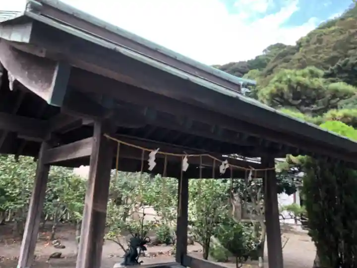 那閉神社の手水舎