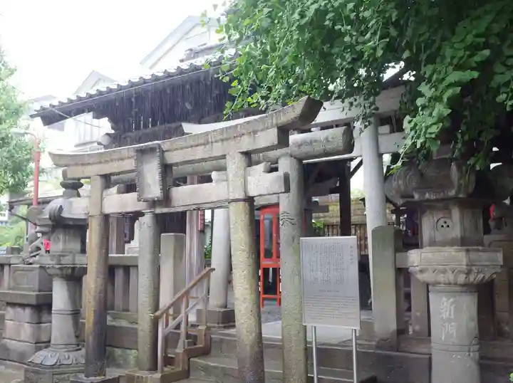 被官稲荷神社の鳥居