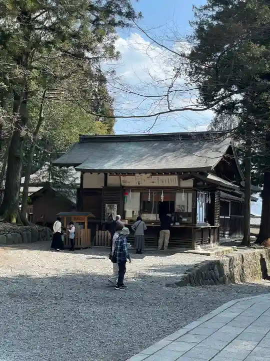 諏訪大社下社春宮の{uncategorized: "未分類", other: "その他", undefined: "問題あり", building: "その他建物", grave: "お墓", sacred_gate: "鳥居", guardian: "狛犬", statue: "像", buddha: "仏像", history: "歴史", nature: "自然", garden: "庭園", animal: "動物", pagoda: "塔", temizu: "手水舎", mountain_gate: "山門・神門", sanctuary: "本殿・本堂", subordinate: "末社・摂社", art: "芸術", scenery: "景色", jizo: "地蔵", ema: "絵馬", goshuin: "御朱印", omikuji: "おみくじ", items: "授与品その他", amulet: "お守り", goshuincho: "御朱印帳", eats: "食事", festival: "お祭り", votive_dance: "神楽", shichigosan: "七五三参", wedding: "結婚式", experience: "体験その他", initially: "初詣", around: "周辺", anti_infection: "感染症対策"}