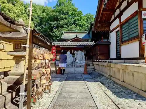 新羅神社の像