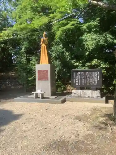 萱津神社の像