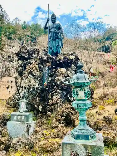 金剛山瑞峯寺(金剛不動尊) の{uncategorized: "未分類", other: "その他", undefined: "問題あり", building: "その他建物", grave: "お墓", sacred_gate: "鳥居", guardian: "狛犬", statue: "像", buddha: "仏像", history: "歴史", nature: "自然", garden: "庭園", animal: "動物", pagoda: "塔", temizu: "手水舎", mountain_gate: "山門・神門", sanctuary: "本殿・本堂", subordinate: "末社・摂社", art: "芸術", scenery: "景色", jizo: "地蔵", ema: "絵馬", goshuin: "御朱印", omikuji: "おみくじ", items: "授与品その他", amulet: "お守り", goshuincho: "御朱印帳", eats: "食事", festival: "お祭り", votive_dance: "神楽", shichigosan: "七五三参", wedding: "結婚式", experience: "体験その他", initially: "初詣", around: "周辺", anti_infection: "感染症対策"}