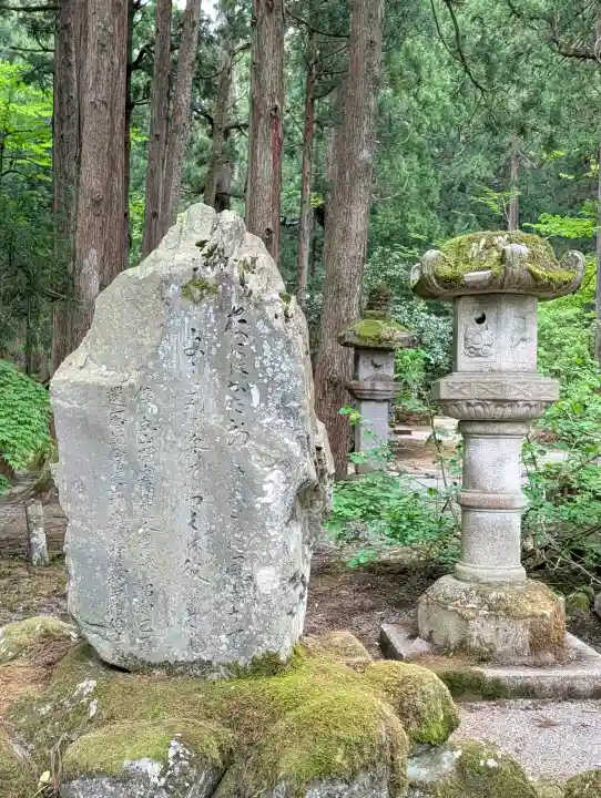 雄山神社中宮祈願殿の{uncategorized: "未分類", other: "その他", undefined: "問題あり", building: "その他建物", grave: "お墓", sacred_gate: "鳥居", guardian: "狛犬", statue: "像", buddha: "仏像", history: "歴史", nature: "自然", garden: "庭園", animal: "動物", pagoda: "塔", temizu: "手水舎", mountain_gate: "山門・神門", sanctuary: "本殿・本堂", subordinate: "末社・摂社", art: "芸術", scenery: "景色", jizo: "地蔵", ema: "絵馬", goshuin: "御朱印", omikuji: "おみくじ", items: "授与品その他", amulet: "お守り", goshuincho: "御朱印帳", eats: "食事", festival: "お祭り", votive_dance: "神楽", shichigosan: "七五三参", wedding: "結婚式", experience: "体験その他", initially: "初詣", around: "周辺", anti_infection: "感染症対策"}