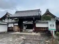 隣華院の山門・神門