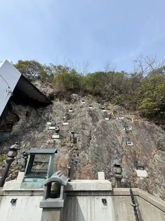 岩戸弘法弘峰寺の{uncategorized: "未分類", other: "その他", undefined: "問題あり", building: "その他建物", grave: "お墓", sacred_gate: "鳥居", guardian: "狛犬", statue: "像", buddha: "仏像", history: "歴史", nature: "自然", garden: "庭園", animal: "動物", pagoda: "塔", temizu: "手水舎", mountain_gate: "山門・神門", sanctuary: "本殿・本堂", subordinate: "末社・摂社", art: "芸術", scenery: "景色", jizo: "地蔵", ema: "絵馬", goshuin: "御朱印", omikuji: "おみくじ", items: "授与品その他", amulet: "お守り", goshuincho: "御朱印帳", eats: "食事", festival: "お祭り", votive_dance: "神楽", shichigosan: "七五三参", wedding: "結婚式", experience: "体験その他", initially: "初詣", around: "周辺", anti_infection: "感染症対策"}