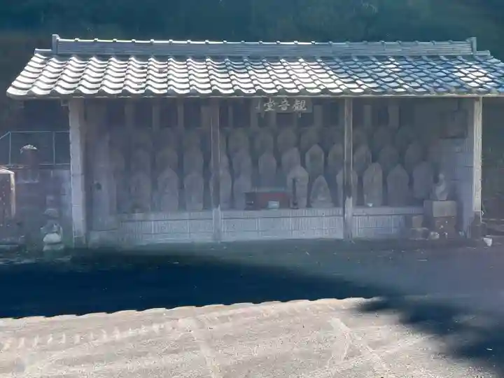 小松寺の{uncategorized: "未分類", other: "その他", undefined: "問題あり", building: "その他建物", grave: "お墓", sacred_gate: "鳥居", guardian: "狛犬", statue: "像", buddha: "仏像", history: "歴史", nature: "自然", garden: "庭園", animal: "動物", pagoda: "塔", temizu: "手水舎", mountain_gate: "山門・神門", sanctuary: "本殿・本堂", subordinate: "末社・摂社", art: "芸術", scenery: "景色", jizo: "地蔵", ema: "絵馬", goshuin: "御朱印", omikuji: "おみくじ", items: "授与品その他", amulet: "お守り", goshuincho: "御朱印帳", eats: "食事", festival: "お祭り", votive_dance: "神楽", shichigosan: "七五三参", wedding: "結婚式", experience: "体験その他", initially: "初詣", around: "周辺", anti_infection: "感染症対策"}