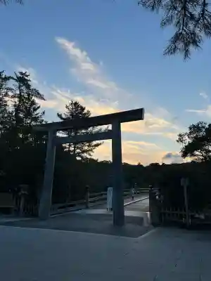 伊勢神宮内宮（皇大神宮）の{uncategorized: "未分類", other: "その他", undefined: "問題あり", building: "その他建物", grave: "お墓", sacred_gate: "鳥居", guardian: "狛犬", statue: "像", buddha: "仏像", history: "歴史", nature: "自然", garden: "庭園", animal: "動物", pagoda: "塔", temizu: "手水舎", mountain_gate: "山門・神門", sanctuary: "本殿・本堂", subordinate: "末社・摂社", art: "芸術", scenery: "景色", jizo: "地蔵", ema: "絵馬", goshuin: "御朱印", omikuji: "おみくじ", items: "授与品その他", amulet: "お守り", goshuincho: "御朱印帳", eats: "食事", festival: "お祭り", votive_dance: "神楽", shichigosan: "七五三参", wedding: "結婚式", experience: "体験その他", initially: "初詣", around: "周辺", anti_infection: "感染症対策"}