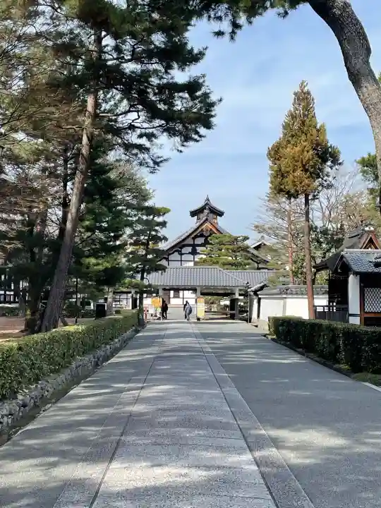相国寺(相国承天禅寺)の{uncategorized: "未分類", other: "その他", undefined: "問題あり", building: "その他建物", grave: "お墓", sacred_gate: "鳥居", guardian: "狛犬", statue: "像", buddha: "仏像", history: "歴史", nature: "自然", garden: "庭園", animal: "動物", pagoda: "塔", temizu: "手水舎", mountain_gate: "山門・神門", sanctuary: "本殿・本堂", subordinate: "末社・摂社", art: "芸術", scenery: "景色", jizo: "地蔵", ema: "絵馬", goshuin: "御朱印", omikuji: "おみくじ", items: "授与品その他", amulet: "お守り", goshuincho: "御朱印帳", eats: "食事", festival: "お祭り", votive_dance: "神楽", shichigosan: "七五三参", wedding: "結婚式", experience: "体験その他", initially: "初詣", around: "周辺", anti_infection: "感染症対策"}