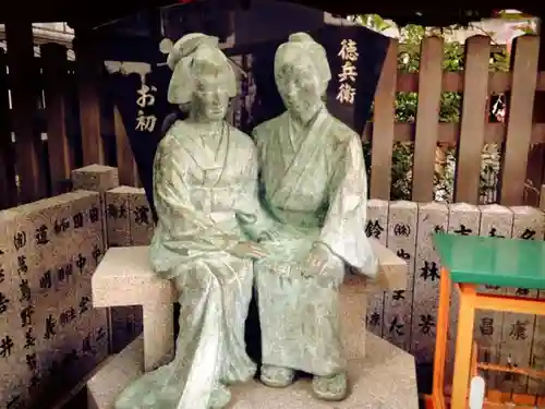 露天神社（お初天神）の像