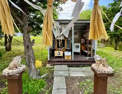 上常呂神社の{uncategorized: "未分類", other: "その他", undefined: "問題あり", building: "その他建物", grave: "お墓", sacred_gate: "鳥居", guardian: "狛犬", statue: "像", buddha: "仏像", history: "歴史", nature: "自然", garden: "庭園", animal: "動物", pagoda: "塔", temizu: "手水舎", mountain_gate: "山門・神門", sanctuary: "本殿・本堂", subordinate: "末社・摂社", art: "芸術", scenery: "景色", jizo: "地蔵", ema: "絵馬", goshuin: "御朱印", omikuji: "おみくじ", items: "授与品その他", amulet: "お守り", goshuincho: "御朱印帳", eats: "食事", festival: "お祭り", votive_dance: "神楽", shichigosan: "七五三参", wedding: "結婚式", experience: "体験その他", initially: "初詣", around: "周辺", anti_infection: "感染症対策"}