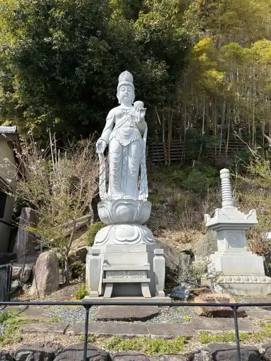 谷ヶ堂最福寺(延朗堂)の{uncategorized: "未分類", other: "その他", undefined: "問題あり", building: "その他建物", grave: "お墓", sacred_gate: "鳥居", guardian: "狛犬", statue: "像", buddha: "仏像", history: "歴史", nature: "自然", garden: "庭園", animal: "動物", pagoda: "塔", temizu: "手水舎", mountain_gate: "山門・神門", sanctuary: "本殿・本堂", subordinate: "末社・摂社", art: "芸術", scenery: "景色", jizo: "地蔵", ema: "絵馬", goshuin: "御朱印", omikuji: "おみくじ", items: "授与品その他", amulet: "お守り", goshuincho: "御朱印帳", eats: "食事", festival: "お祭り", votive_dance: "神楽", shichigosan: "七五三参", wedding: "結婚式", experience: "体験その他", initially: "初詣", around: "周辺", anti_infection: "感染症対策"}