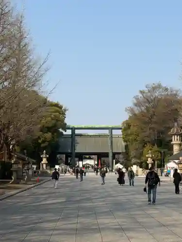 靖國神社の{uncategorized: "未分類", other: "その他", undefined: "問題あり", building: "その他建物", grave: "お墓", sacred_gate: "鳥居", guardian: "狛犬", statue: "像", buddha: "仏像", history: "歴史", nature: "自然", garden: "庭園", animal: "動物", pagoda: "塔", temizu: "手水舎", mountain_gate: "山門・神門", sanctuary: "本殿・本堂", subordinate: "末社・摂社", art: "芸術", scenery: "景色", jizo: "地蔵", ema: "絵馬", goshuin: "御朱印", omikuji: "おみくじ", items: "授与品その他", amulet: "お守り", goshuincho: "御朱印帳", eats: "食事", festival: "お祭り", votive_dance: "神楽", shichigosan: "七五三参", wedding: "結婚式", experience: "体験その他", initially: "初詣", around: "周辺", anti_infection: "感染症対策"}