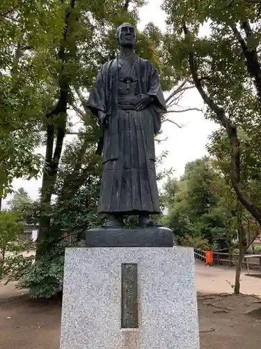 飯香岡八幡宮の像