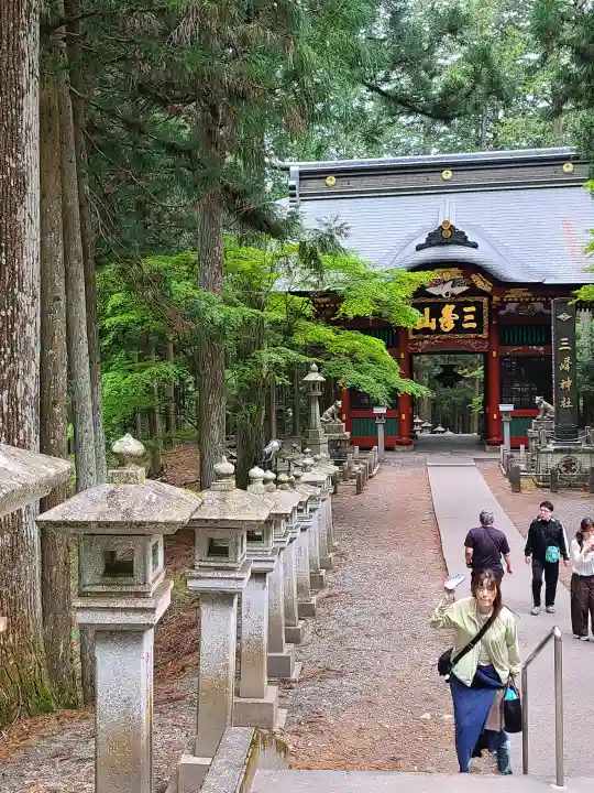 三峯神社の{uncategorized: "未分類", other: "その他", undefined: "問題あり", building: "その他建物", grave: "お墓", sacred_gate: "鳥居", guardian: "狛犬", statue: "像", buddha: "仏像", history: "歴史", nature: "自然", garden: "庭園", animal: "動物", pagoda: "塔", temizu: "手水舎", mountain_gate: "山門・神門", sanctuary: "本殿・本堂", subordinate: "末社・摂社", art: "芸術", scenery: "景色", jizo: "地蔵", ema: "絵馬", goshuin: "御朱印", omikuji: "おみくじ", items: "授与品その他", amulet: "お守り", goshuincho: "御朱印帳", eats: "食事", festival: "お祭り", votive_dance: "神楽", shichigosan: "七五三参", wedding: "結婚式", experience: "体験その他", initially: "初詣", around: "周辺", anti_infection: "感染症対策"}