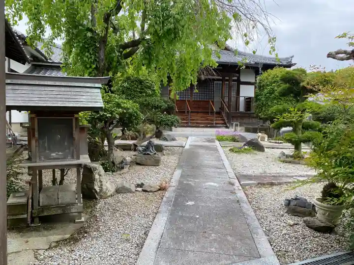 融念寺の{uncategorized: "未分類", other: "その他", undefined: "問題あり", building: "その他建物", grave: "お墓", sacred_gate: "鳥居", guardian: "狛犬", statue: "像", buddha: "仏像", history: "歴史", nature: "自然", garden: "庭園", animal: "動物", pagoda: "塔", temizu: "手水舎", mountain_gate: "山門・神門", sanctuary: "本殿・本堂", subordinate: "末社・摂社", art: "芸術", scenery: "景色", jizo: "地蔵", ema: "絵馬", goshuin: "御朱印", omikuji: "おみくじ", items: "授与品その他", amulet: "お守り", goshuincho: "御朱印帳", eats: "食事", festival: "お祭り", votive_dance: "神楽", shichigosan: "七五三参", wedding: "結婚式", experience: "体験その他", initially: "初詣", around: "周辺", anti_infection: "感染症対策"}