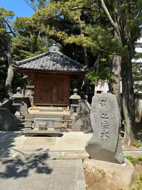 西新井大師総持寺の{uncategorized: "未分類", other: "その他", undefined: "問題あり", building: "その他建物", grave: "お墓", sacred_gate: "鳥居", guardian: "狛犬", statue: "像", buddha: "仏像", history: "歴史", nature: "自然", garden: "庭園", animal: "動物", pagoda: "塔", temizu: "手水舎", mountain_gate: "山門・神門", sanctuary: "本殿・本堂", subordinate: "末社・摂社", art: "芸術", scenery: "景色", jizo: "地蔵", ema: "絵馬", goshuin: "御朱印", omikuji: "おみくじ", items: "授与品その他", amulet: "お守り", goshuincho: "御朱印帳", eats: "食事", festival: "お祭り", votive_dance: "神楽", shichigosan: "七五三参", wedding: "結婚式", experience: "体験その他", initially: "初詣", around: "周辺", anti_infection: "感染症対策"}
